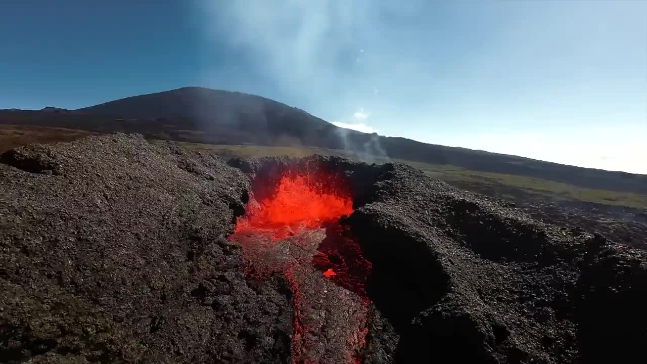 Video - Clip: Ngoạn mục cảnh núi lửa phun dung nham được quay lại