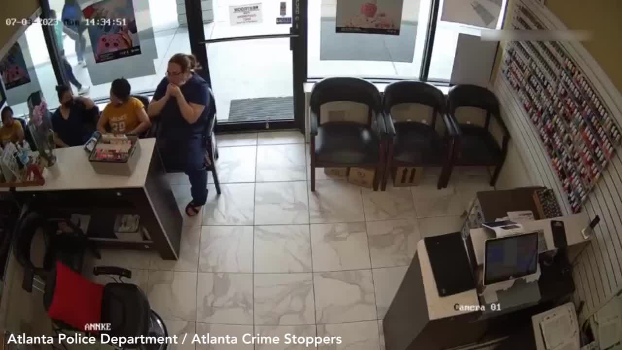 Video - Clip: Xông vào cướp tiệm nail, nam thanh niên bị 'phớt lờ' và cái kết