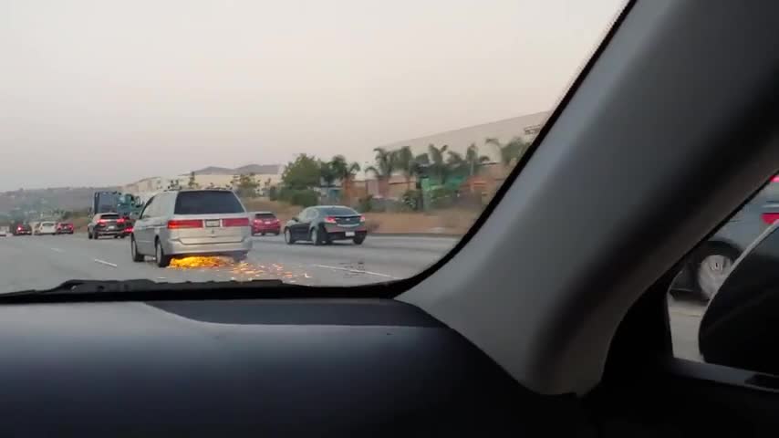 Video - Clip: Gây tai nạn, ô tô ủn xe phân khối lớn tóe lửa trên đường cao tốc
