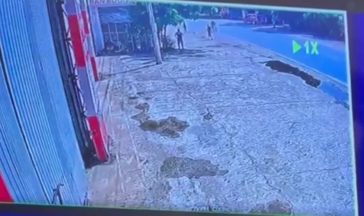 Video - Ngã xuống đường sau va chạm, người đi xe máy bị xe khách cán trúng