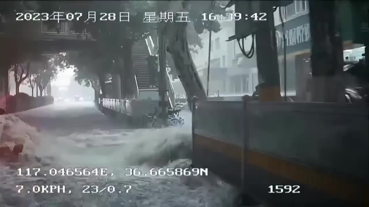 Video - Clip: Tài xế xe buýt lao xuống cứu cụ ông bị nước lũ cuốn trôi