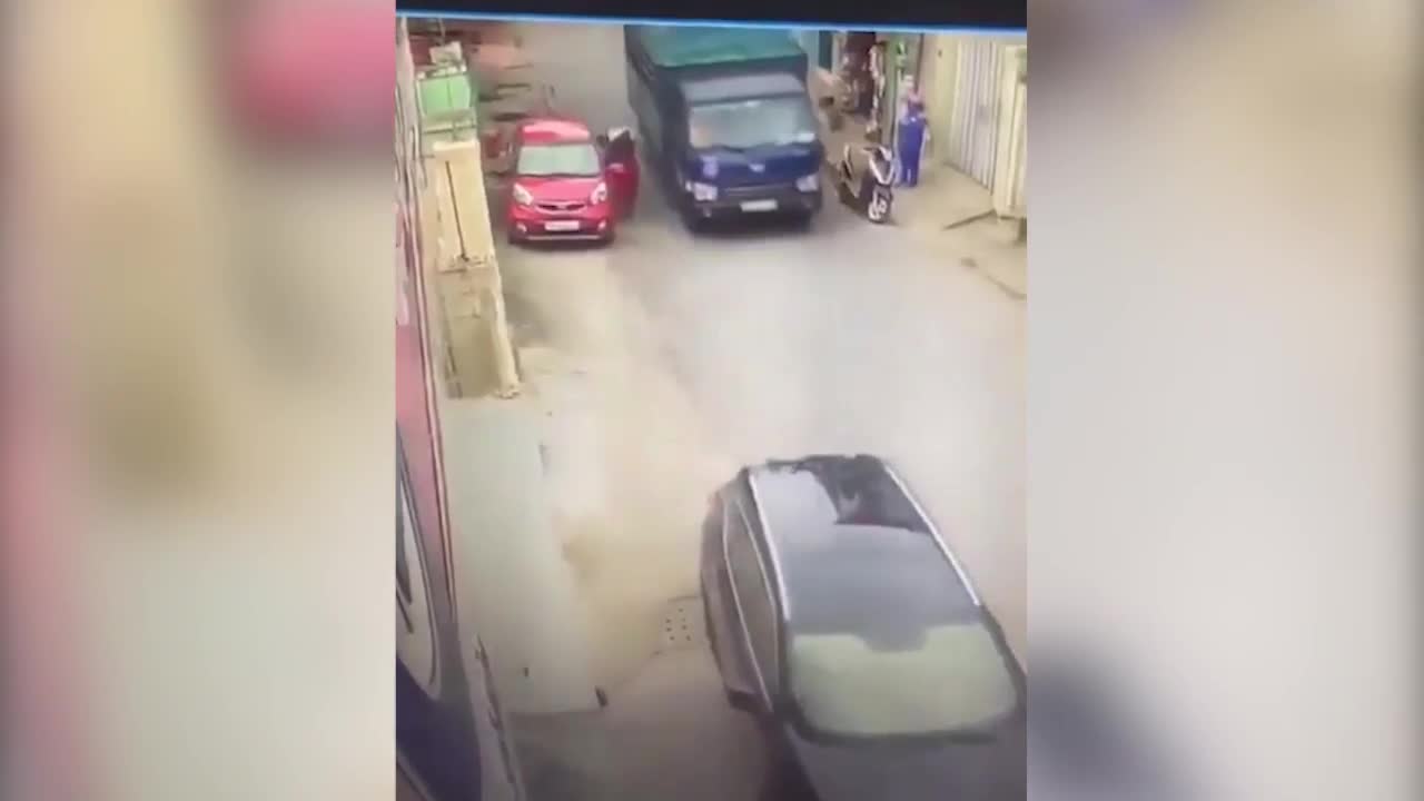Video - Clip: Mở cửa xe bất cẩn, tài xế khiến ô tô bị đâm 'gãy cánh'
