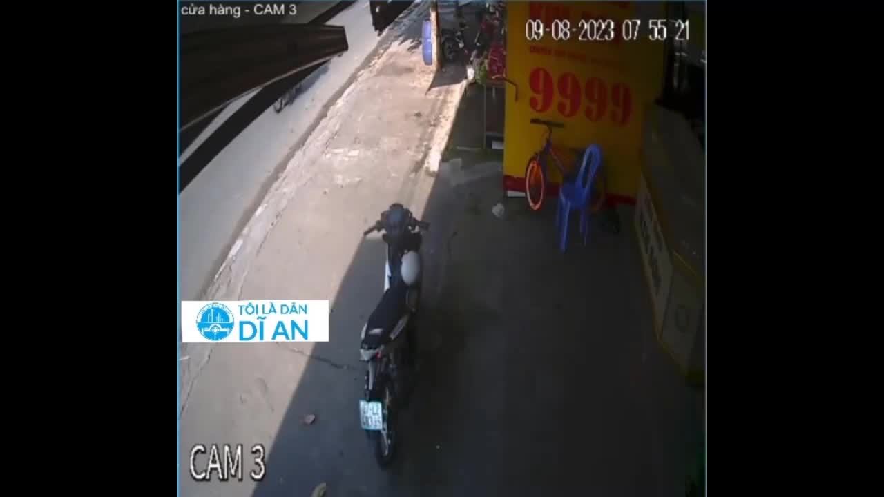 Video - Clip: Người phụ nữ lao ra chặn đầu, kéo ngã tên cướp tiệm vàng