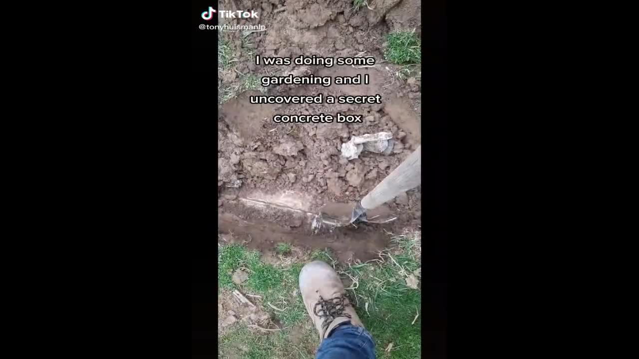 Video - Tìm thấy 'kho báu' trong vườn, người đàn ông bỏ chạy khi vừa mở nắp