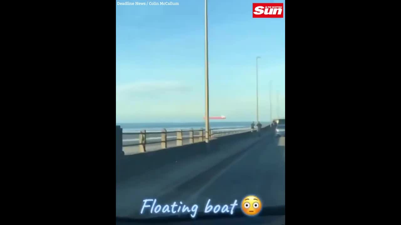 Video - Clip: Thuyền 'bay lơ lửng' trên mặt biển và lý do bất ngờ phía sau
