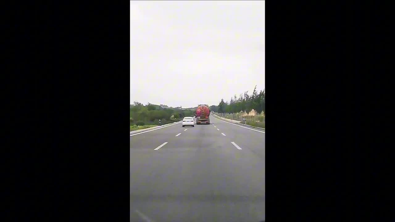 Video - Clip: Xe bồn chở dầu và ô tô lạng lách, kèn cựa nhau trên cao tốc