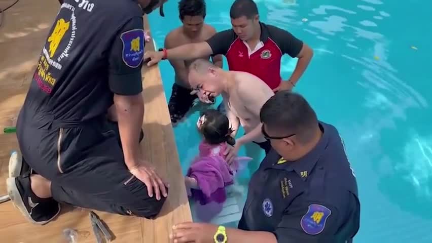 Video - Clip: Kịch tính màn giải cứu bé gái 6 tuổi mắc kẹt tay dưới ống bể bơi suốt 3 giờ