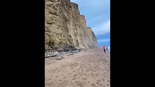 Video - Clip: Vách đá bất ngờ sụp đổ, du khách hoảng hốt chạy thoát thân