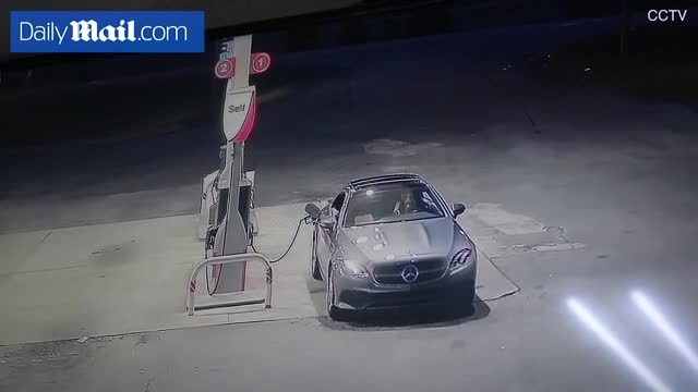 Video - Clip: Nữ tài xế phản xạ nhanh như chớp khiến tên cướp ô tô bỏ chạy
