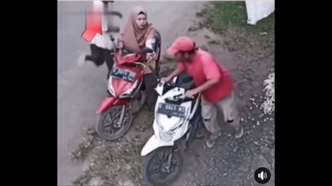 Video - Clip: Trộm xe bị camera ghi hình, đôi vợ chồng có hành động bất ngờ