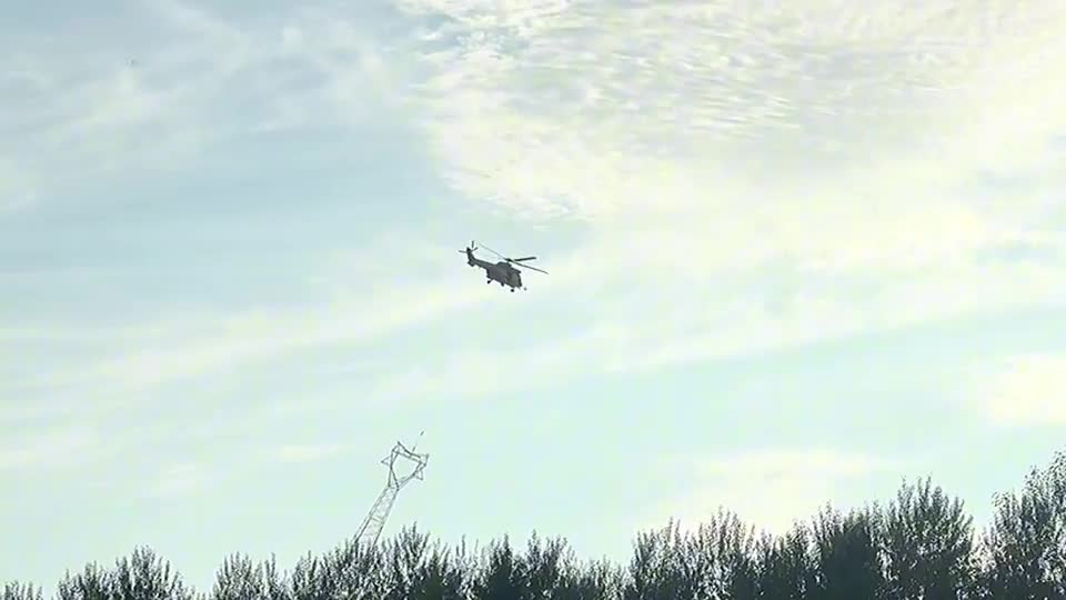 Video - Clip: Dùng trực thăng vận chuyển tháp nặng 3 tấn đến vùng bị ngập lụt