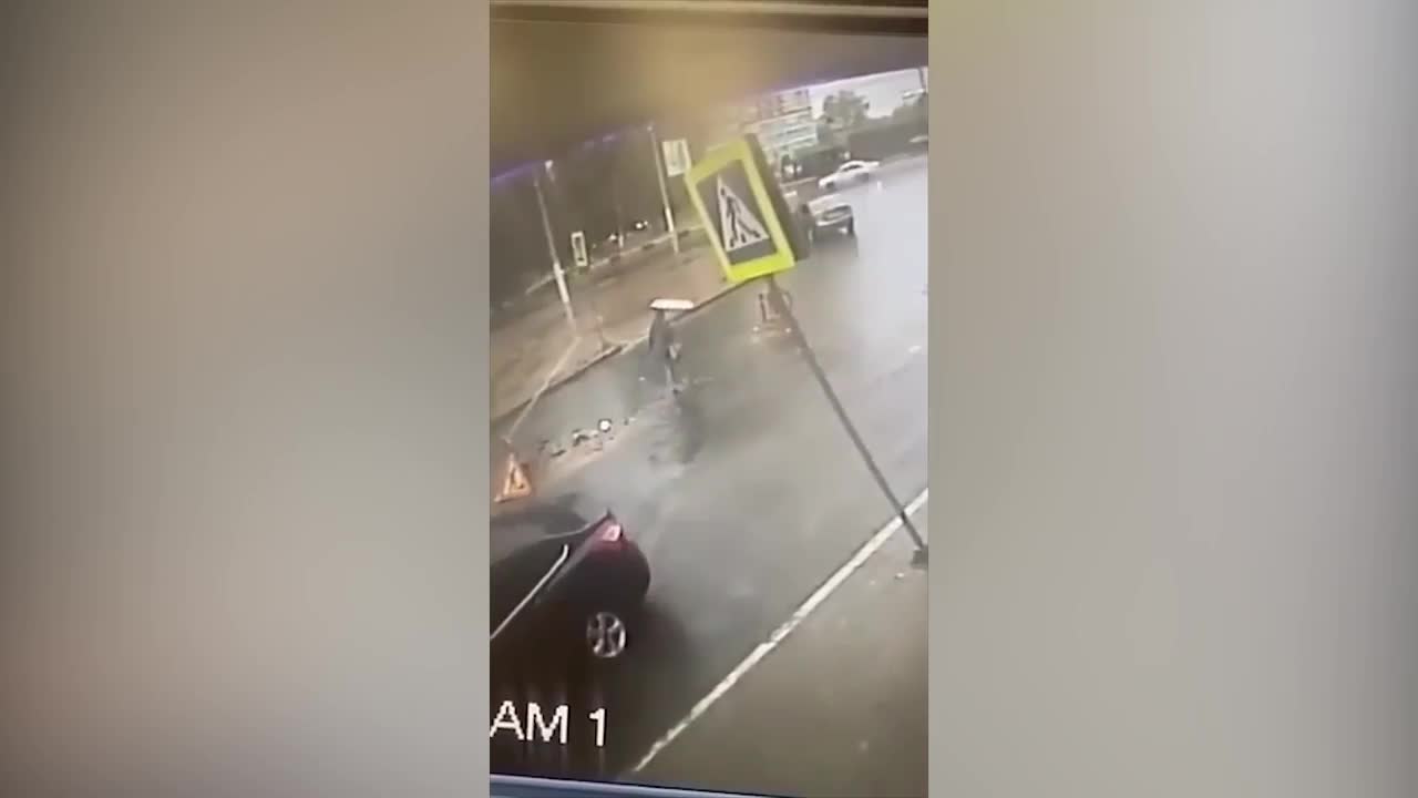 Video - Clip: Đang đi người phụ nữ bất ngờ bị rơi xuống hố đầy nước trên đường