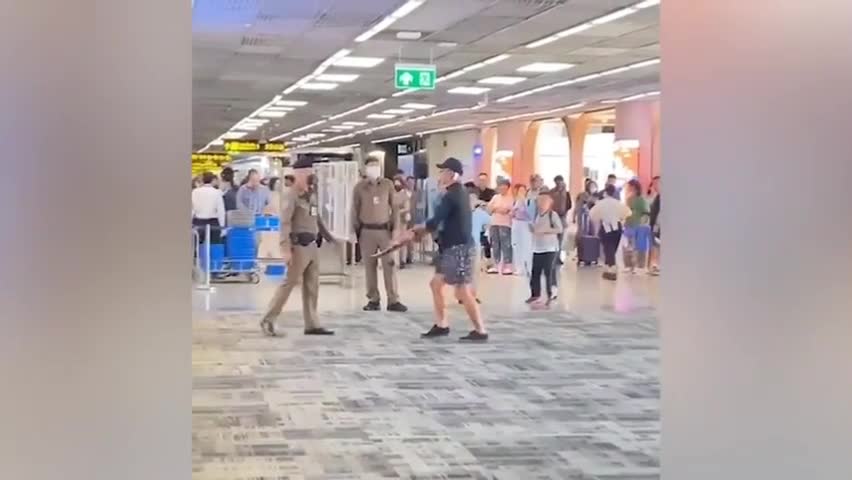 Video - Clip: Du khách tấn công cảnh sát bằng ván trượt và cái kết bất ngờ