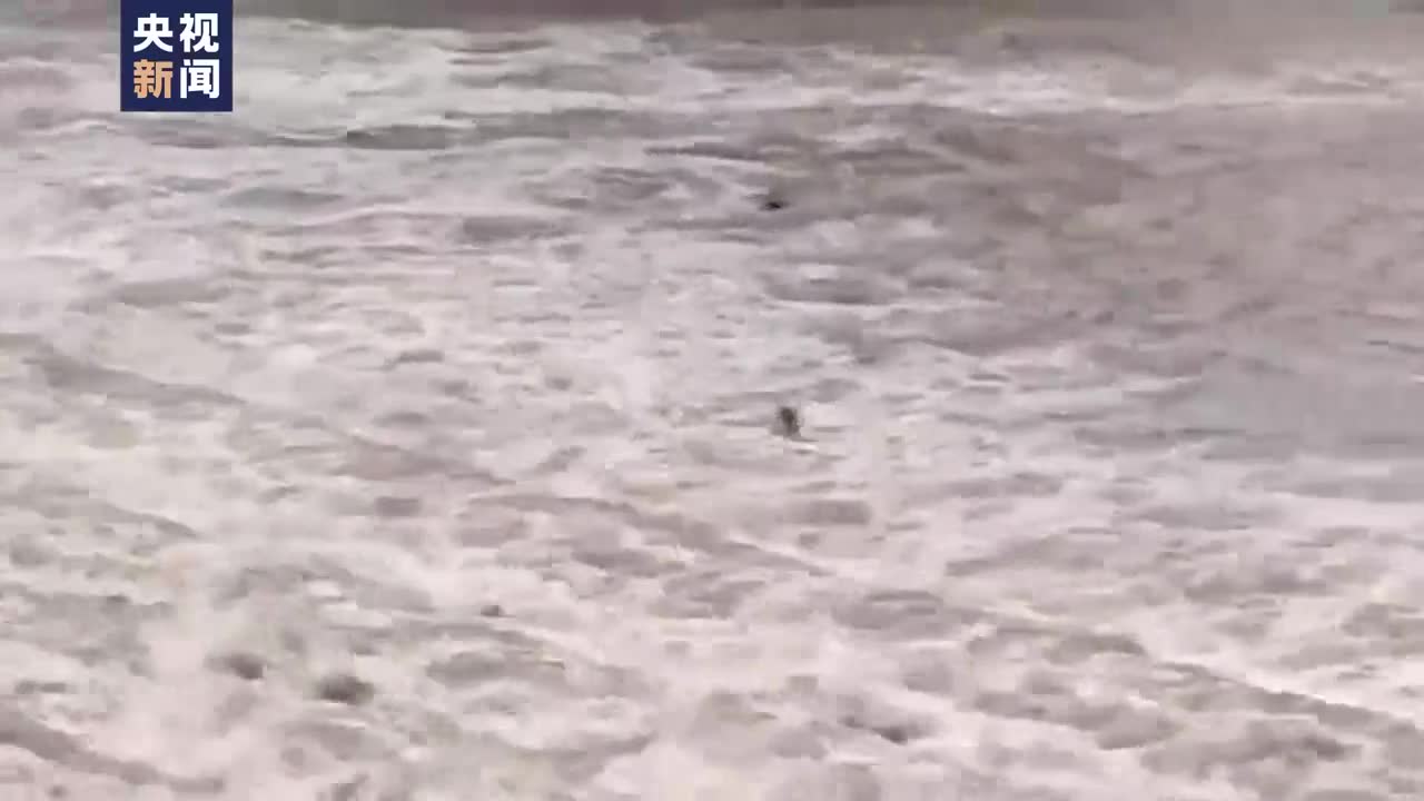 Video - Clip: Mải chụp ảnh trên con đập, 11 người bất ngờ bị lũ cuốn trôi