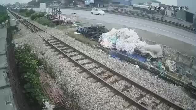 Video - Clip: Cố băng qua đường ray, người đàn ông bị tàu hỏa tông tử vong