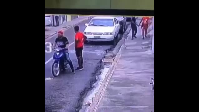 Video - Clip: Mẹ bị cướp giữa phố, con trai lao tới đánh nhau với tên côn đồ