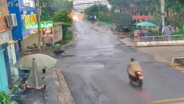 Video - Clip: Xe 'hổ vồ' tông biến dạng ô tô con khiến 3 người bị thương
