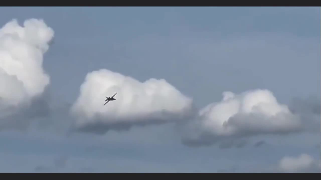 Video - Clip: Tiêm kích MiG-23 bất ngờ phát nổ, 2 phi công nhảy dù thoát thân