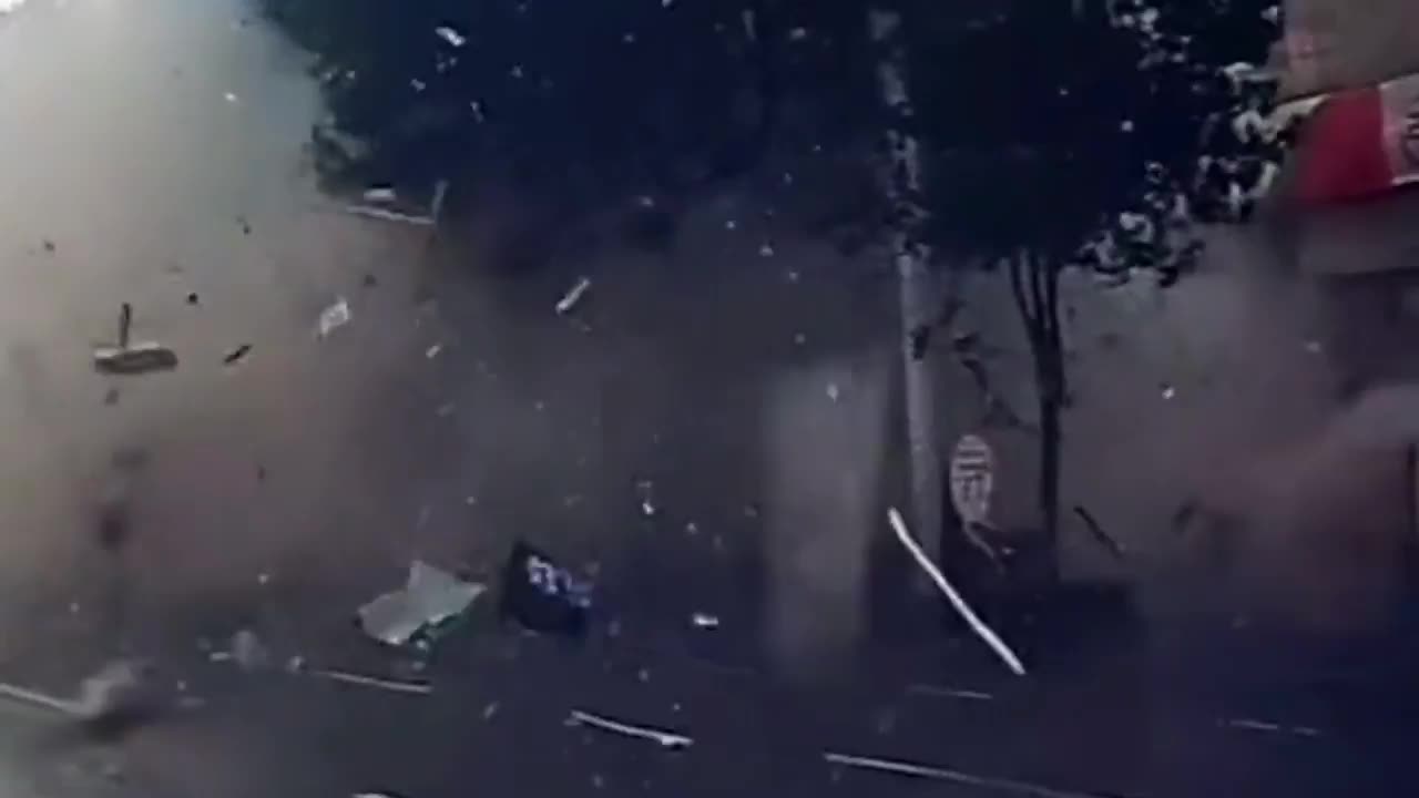 Video - Clip: Nổ khí gas làm rung chuyển đường phố, 2 người tử vong