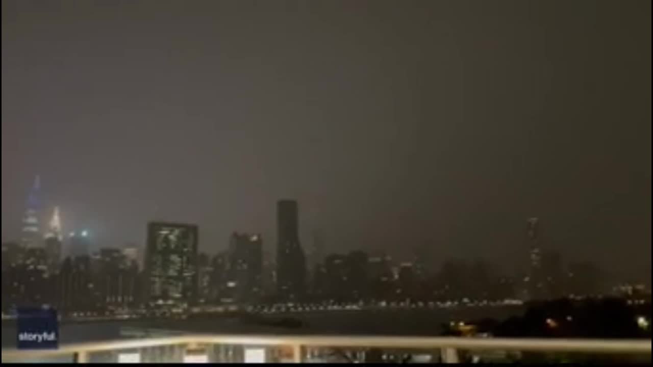 Video - Clip: Kinh ngạc khoảnh khắc sét đánh trúng tòa nhà Chrysler