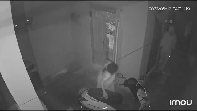 Video - Clip: Bị tấn công, người phụ nữ đánh nhau với tên cướp và cái kết