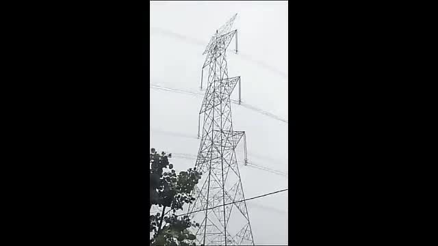 Video - Clip: Cãi nhau với bạn trai, cô gái leo lên cột điện cao thế tự tử