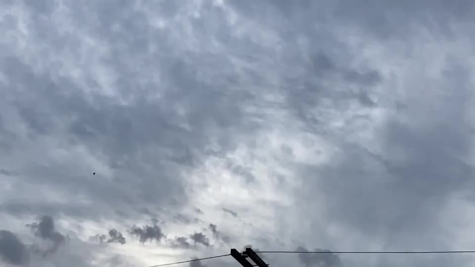Video - Clip: Vật thể lạ xuất hiện trên bầu trời Mỹ khiến nhiều người xôn xao