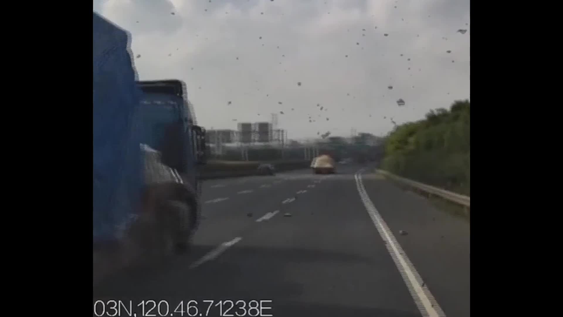 Video - Clip: Tấm thép 50kg đâm thủng kính chắn gió, lao thẳng vào đầu tài xế