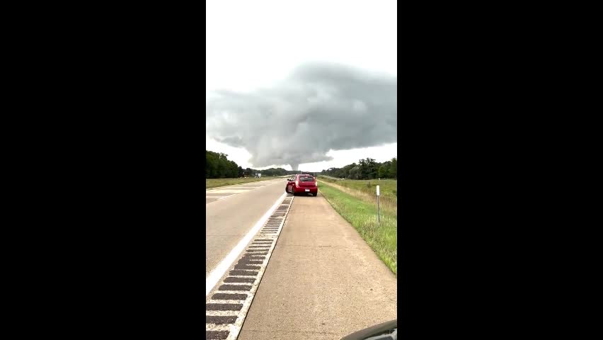 Video - Clip: Bất ngờ gặp lốc xoáy trên đường cao tốc