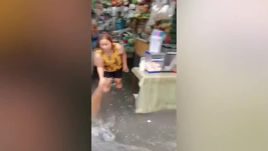 Video - Clip: Mưa lớn, phố biến thành sông ở Philippines