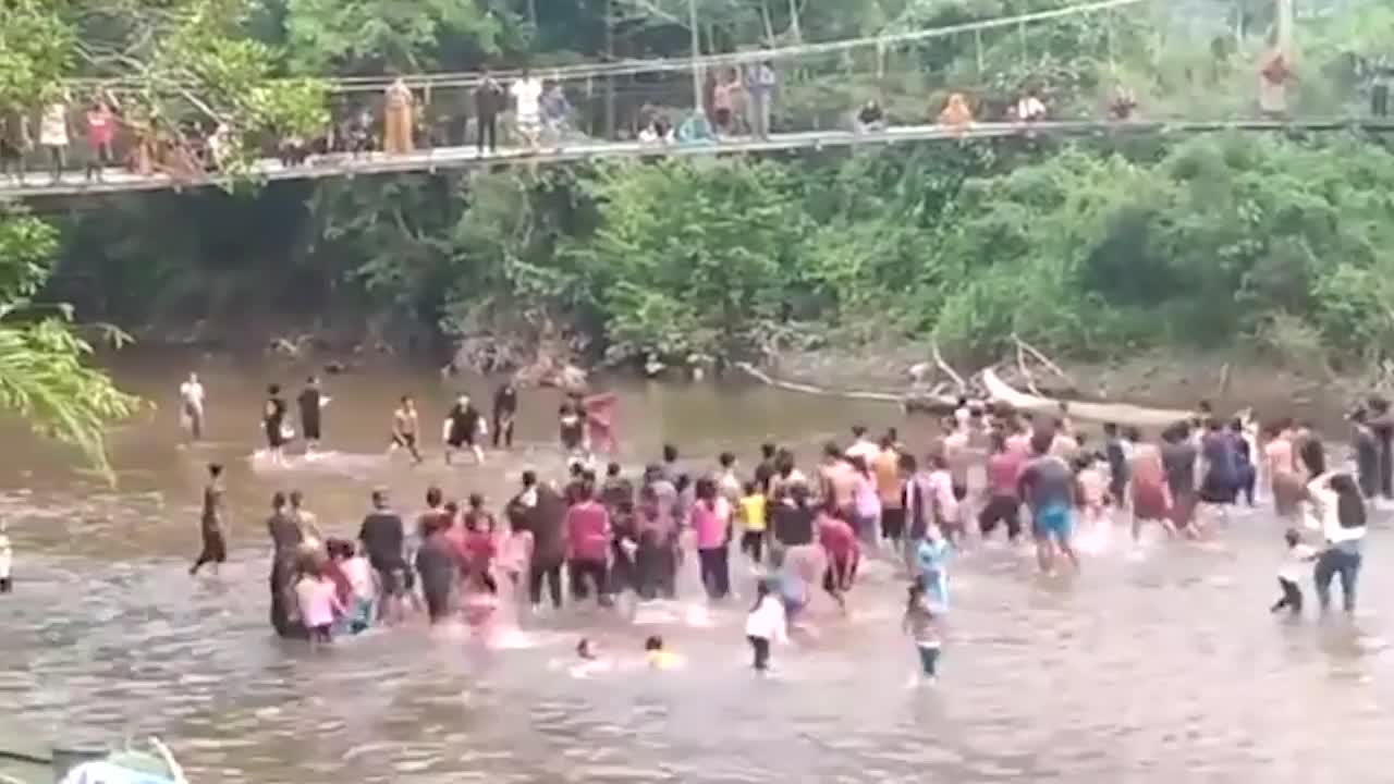 Video - Clip: Cầu treo bất ngờ đổ sập xuống sông khiến 32 người bị thương