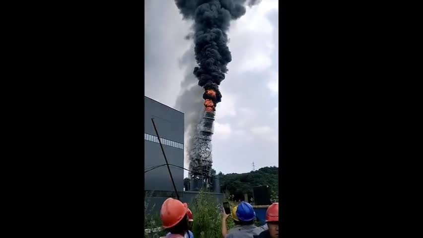 Video - Clip: Kinh hoàng tòa tháp bất ngờ bốc cháy dữ dội và đổ sập