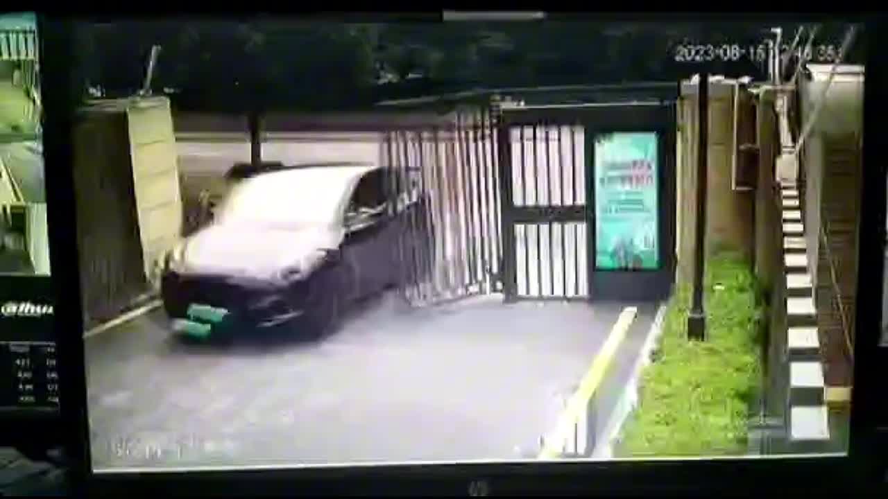 Video - Clip: Tesla húc đổ cửa sắt chung cư rồi đâm trúng nữ công nhân vệ sinh