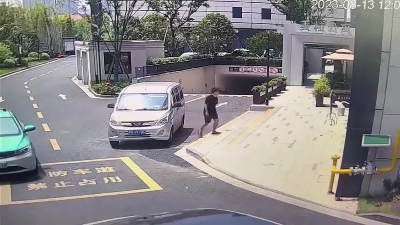 Video - Clip: Bất cẩn quên kéo phanh tay, tài xế khiến xe lao xuống dốc