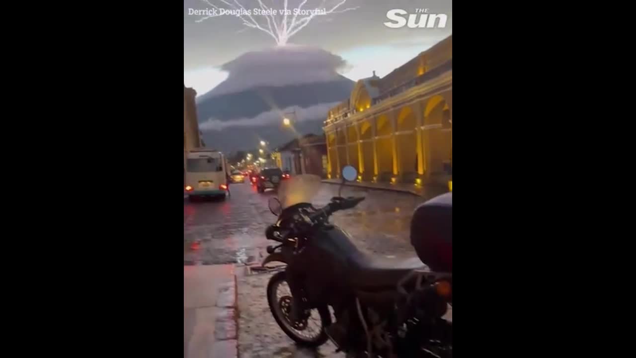Video - Clip: Cận cảnh hiếm gặp, sét lóe sáng trên miệng núi lửa