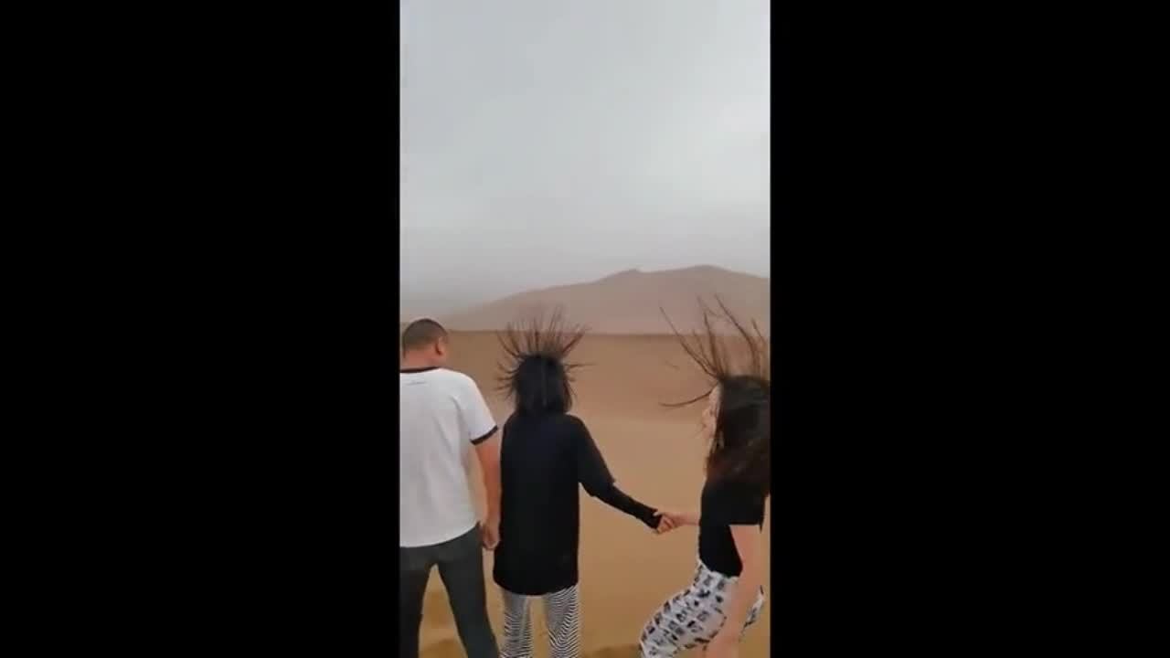 Video - Clip: Kinh ngạc tóc du khách dựng đứng khi khám phá sa mạc ở Trung Quốc