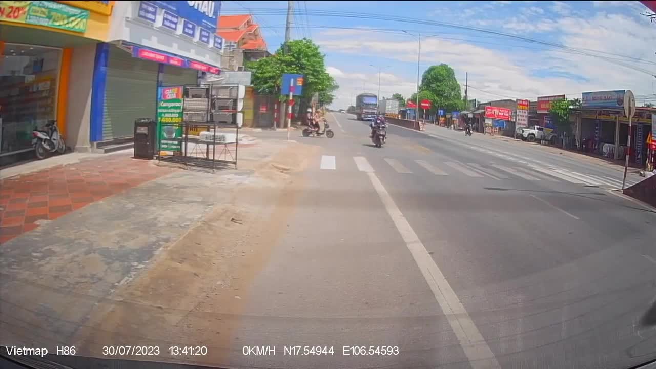 Video - Clip: Cố vặn ga lao sang đường, hai người đi xe máy điện bị tông văng