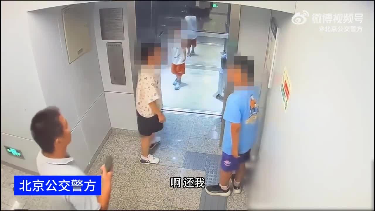 Video - Clip: Cậu bé hung hăng lao tới tấn công mẹ và lý do gây phẫn nộ