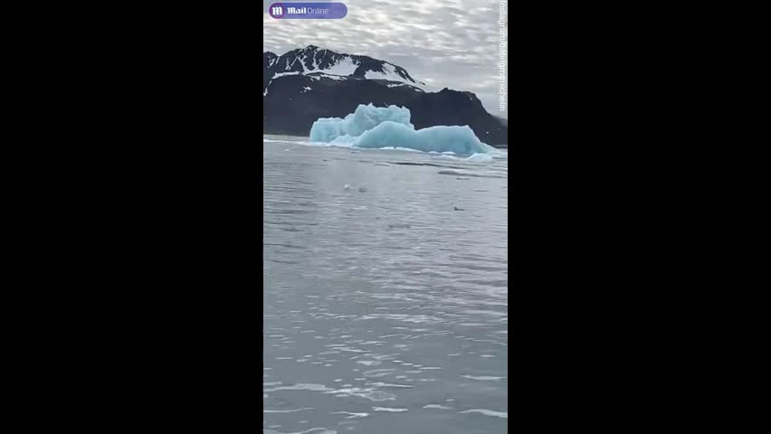 Video - Clip: Khoảnh khắc kinh ngạc tảng băng lật và vỡ ra trước mặt du khách