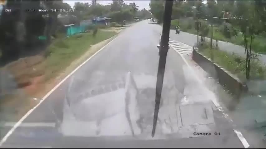 Video - Clip: Xe buýt mất lái tông trúng xe máy khiến 3 người tử vong