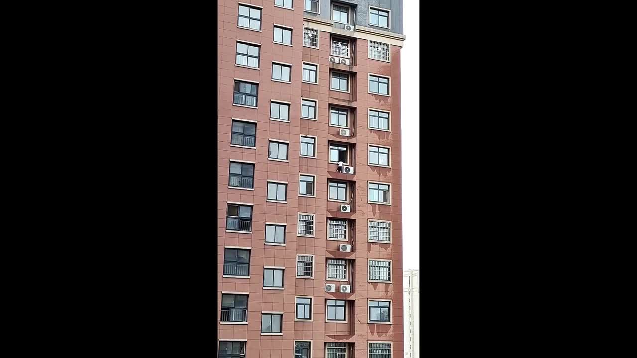 Video - Clip: Sốc cảnh bé trai trèo ra ngoài cửa sổ chung cư để chơi trốn tìm