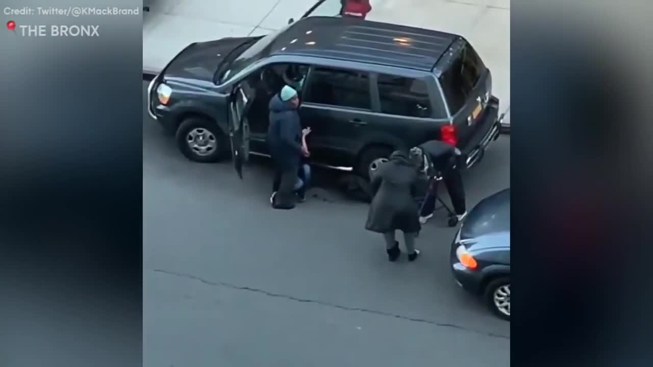 Video - Clip: Người phụ nữ tung đòn quật ngã tên trộm ô tô giữa phố