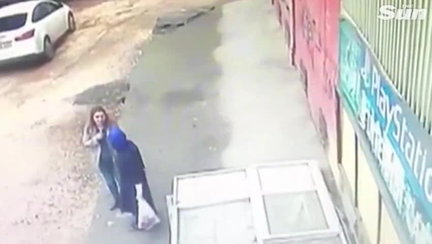 Video - Clip: Đang đứng nói chuyện, 2 người phụ nữ bị hố tử thần 'nuốt chửng'