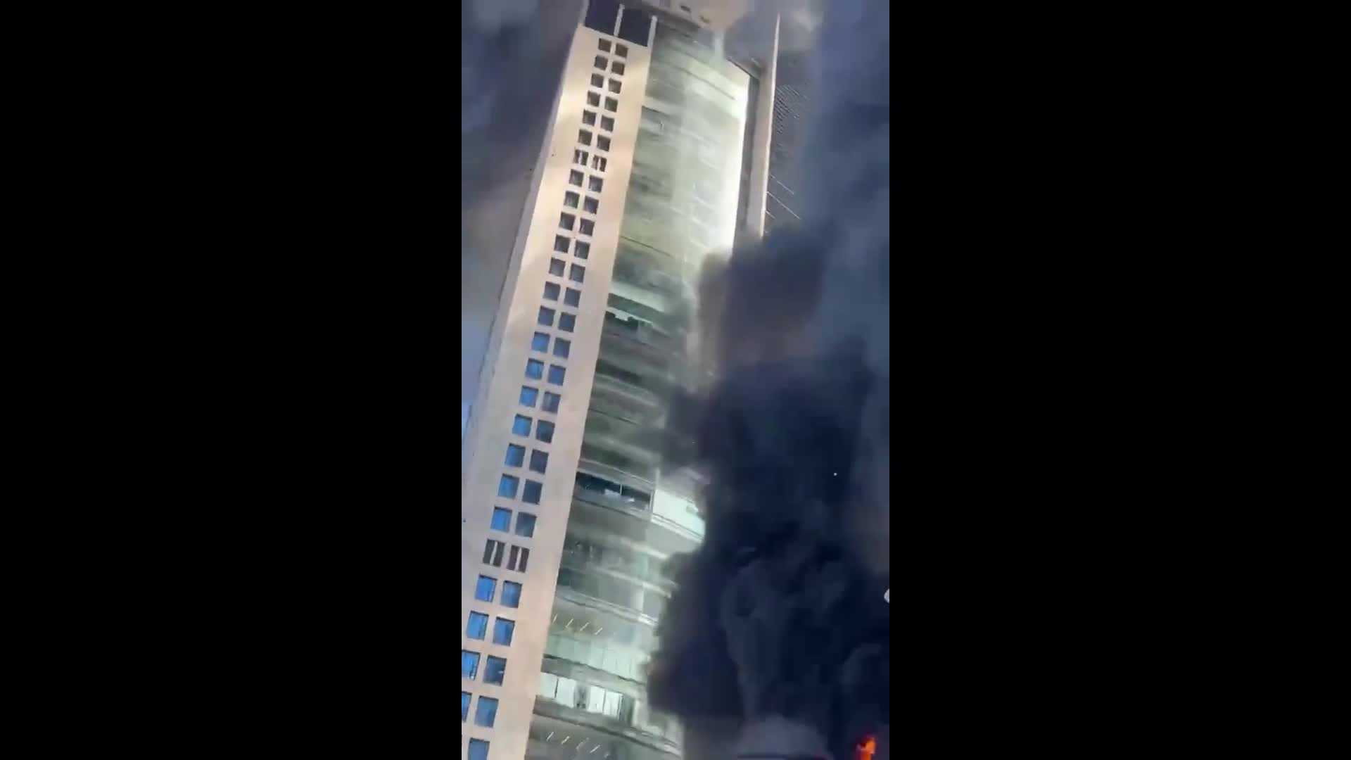 Video - Clip: Đám đông hoảng loạn, bỏ chạy khỏi tòa nhà đang bốc cháy dữ dội