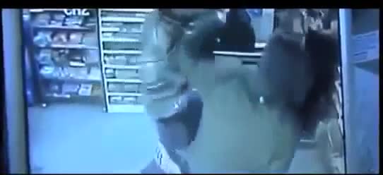 Video - Clip: Bị tấn công, hai vợ chồng 'tung cước' đánh tên cướp bầm dập