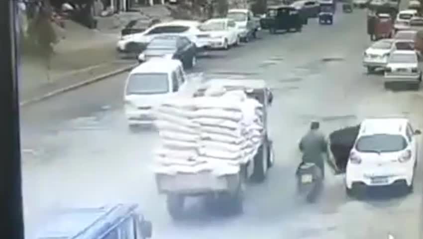Video - Clip: Mở cửa bất cẩn, tài xế ô tô hất văng người đàn ông vào gầm xe tải