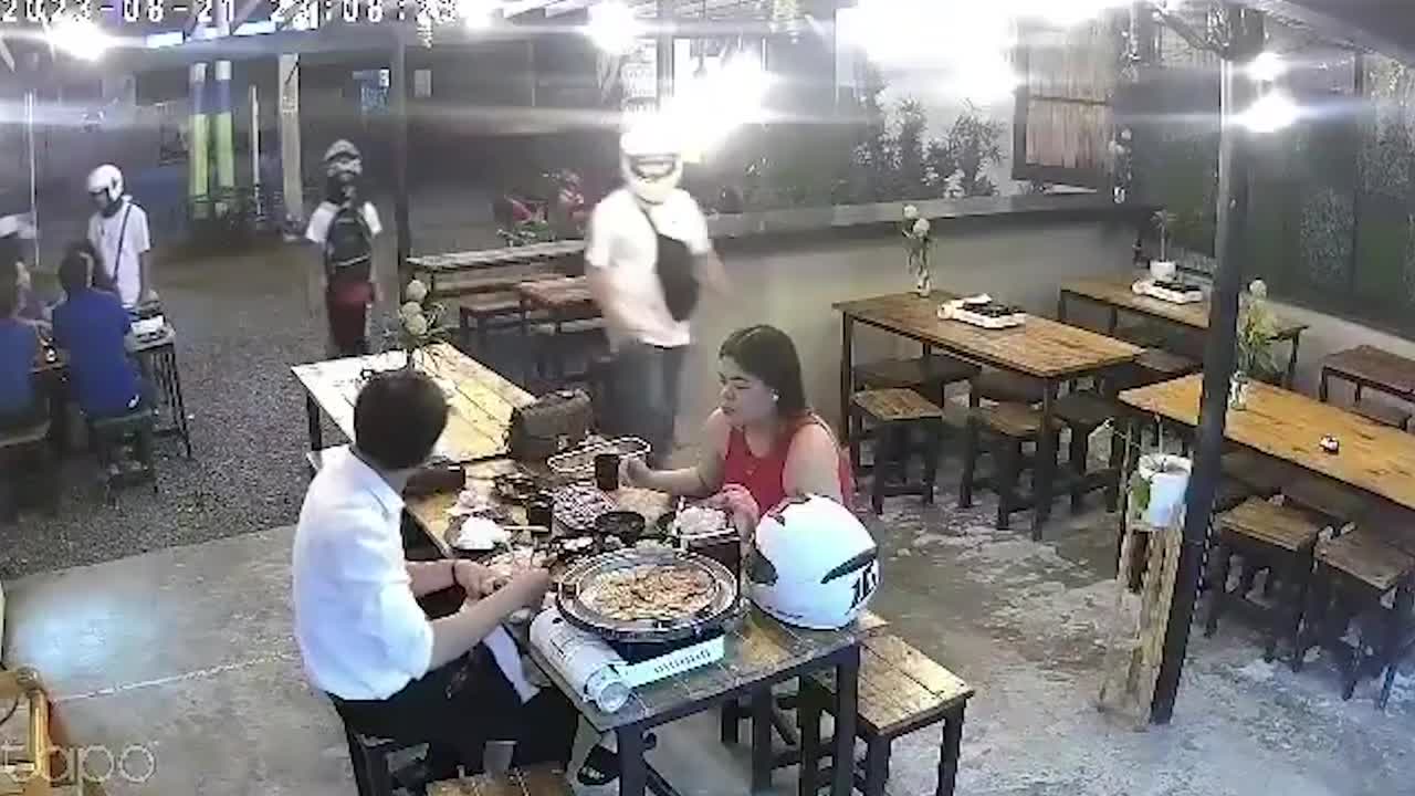 Video - Clip: Bị cướp túi xách trên bàn ăn, đôi nam nữ có phản ứng bất ngờ