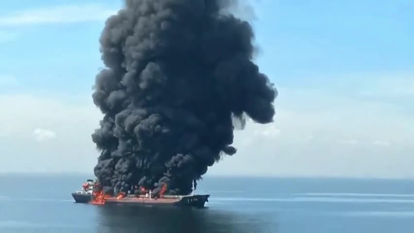 Video - Clip: Tàu chở dầu bốc cháy trên biển, khiến 2 người thiệt mạng