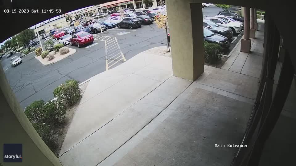 Video - Clip: Kinh hoàng ô tô mất lái đâm thẳng vào một thẩm mỹ viện