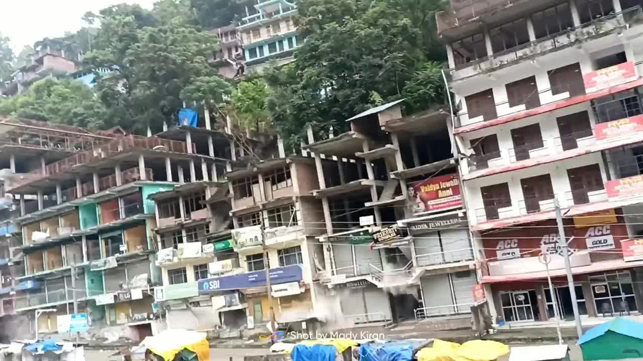 Video - Clip: Khoảnh khắc 7 tòa nhà đang xây bất ngờ đổ sập do lở đất